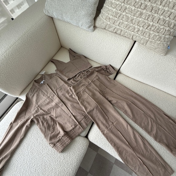 Travis Mathew Set - Picture 3 of 9